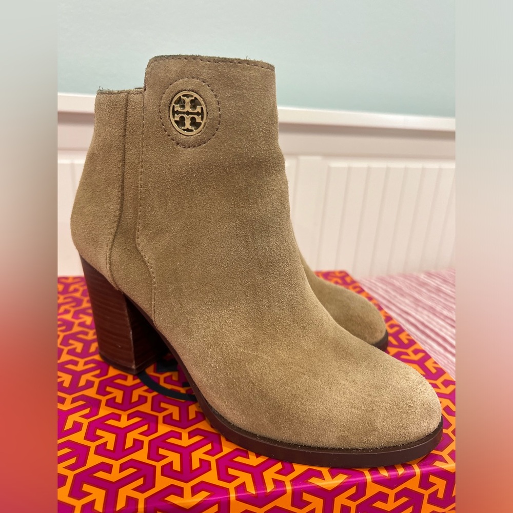 Tory Burch  size 7.5 color camel